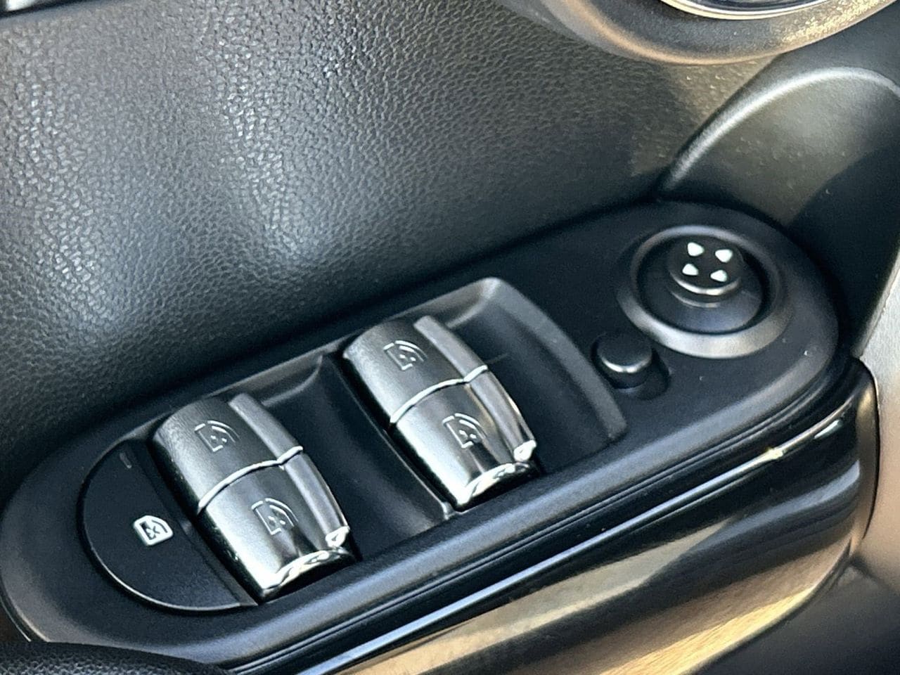 Used 2019 Pepper White MINI Classic image 18