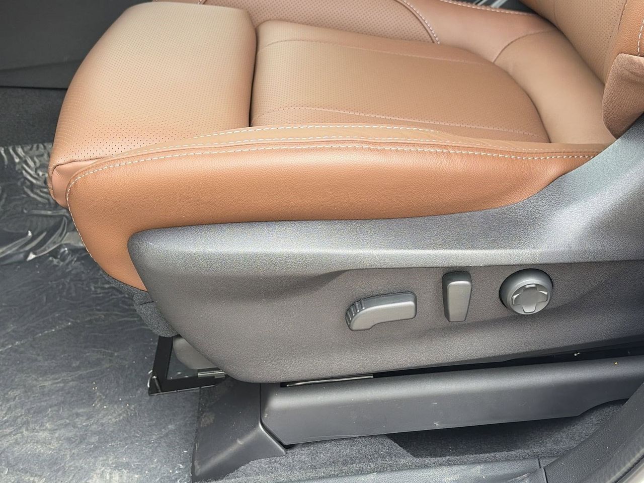 New 2026 Crystal White Pearl Subaru Touring 7-Passenger image 17