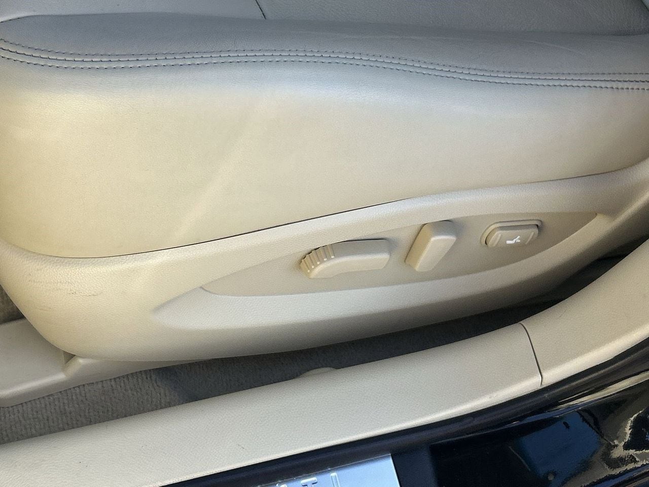 Used 2017 Black Obsidian INFINITI Base image 17