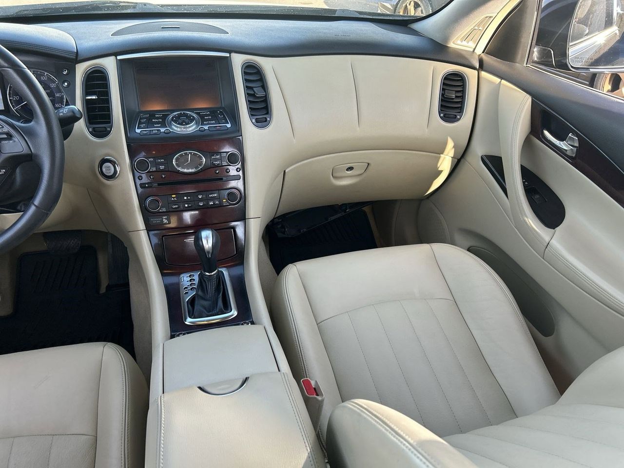 Used 2017 Black Obsidian INFINITI Base image 13