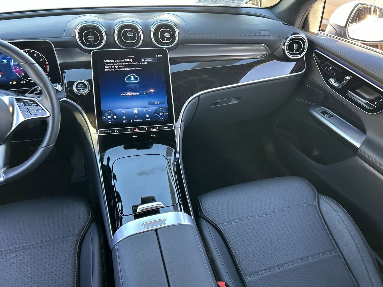 Used 2025 Polar White Mercedes-Benz GLC 300 image 13