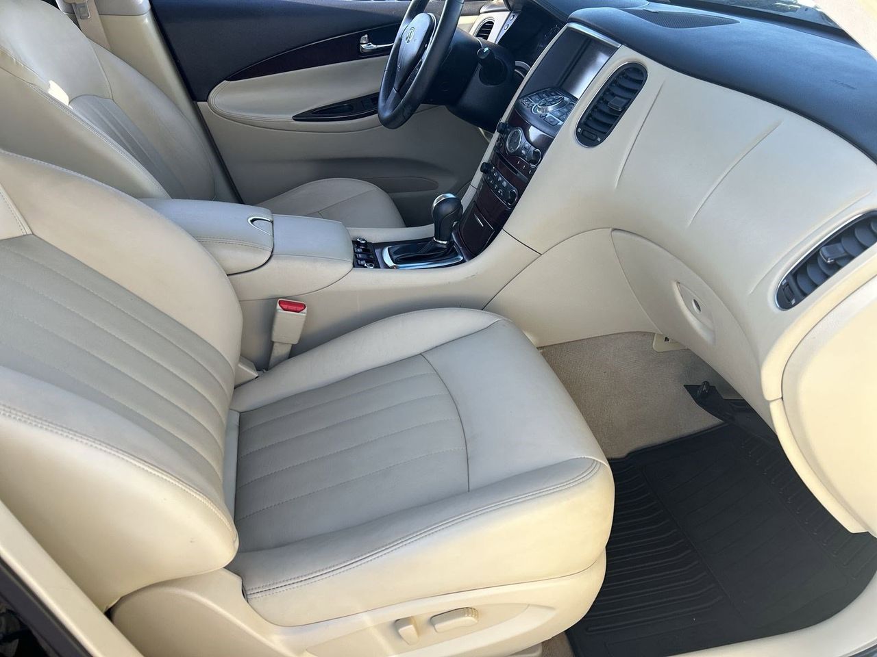 Used 2017 Black Obsidian INFINITI Base image 9