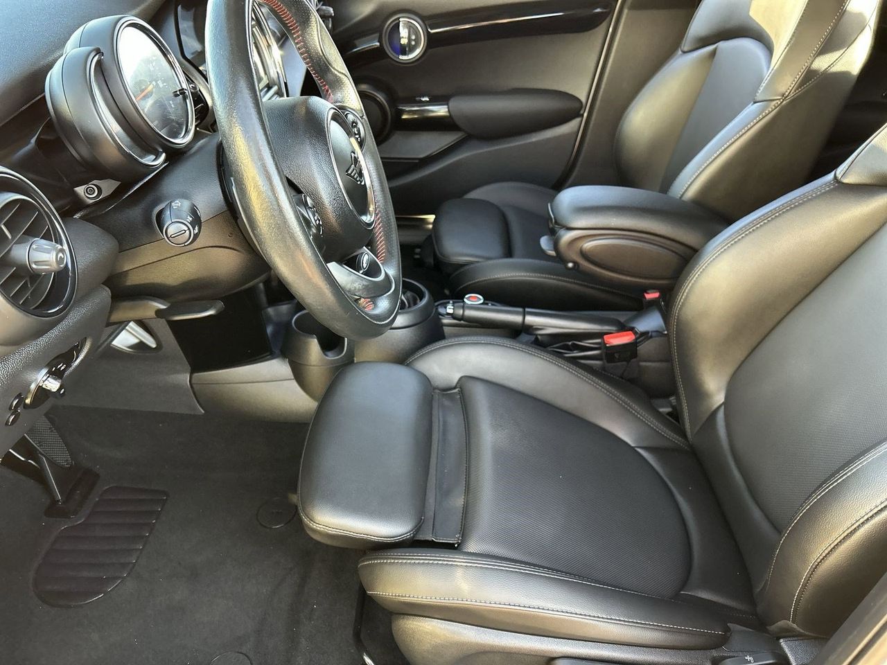 Used 2019 Pepper White MINI Classic image 16