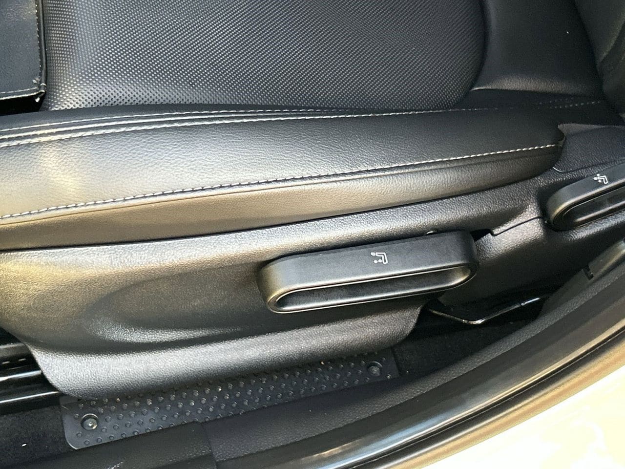 Used 2019 Pepper White MINI Classic image 17