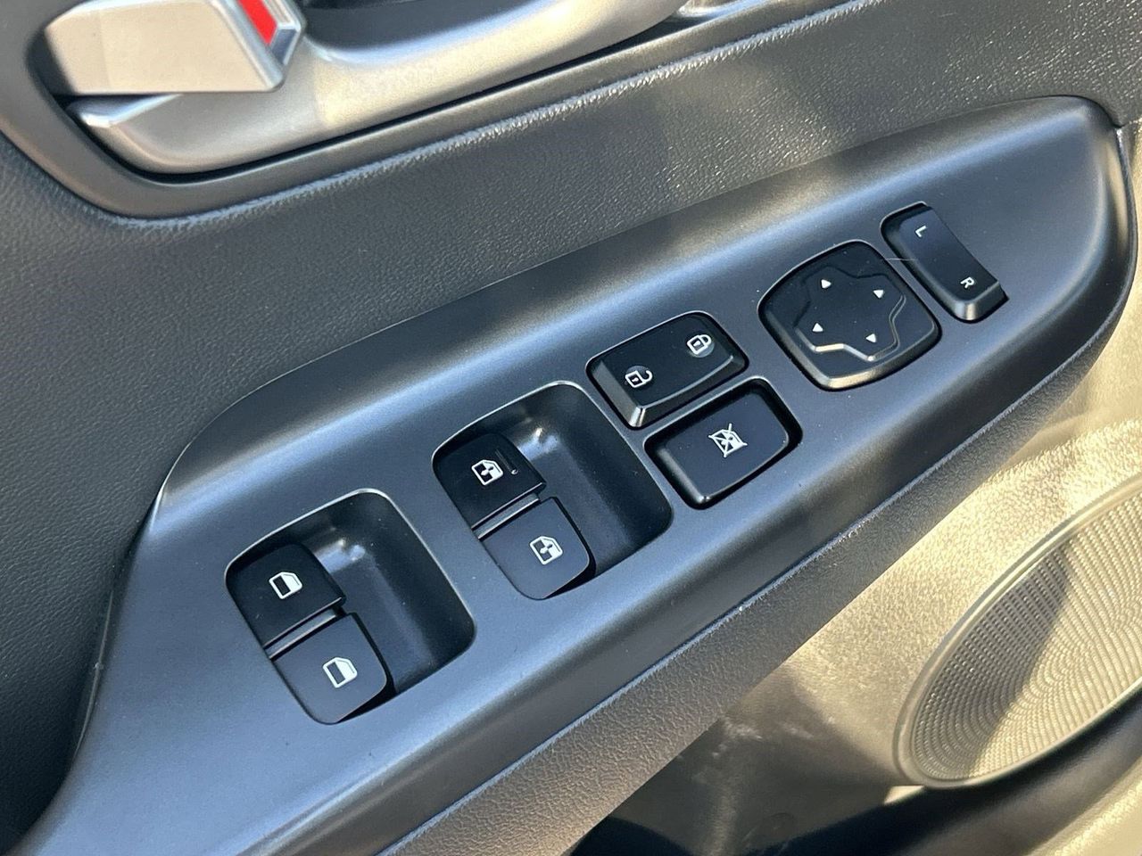 Used 2019 Chalk White Hyundai Ultimate image 18