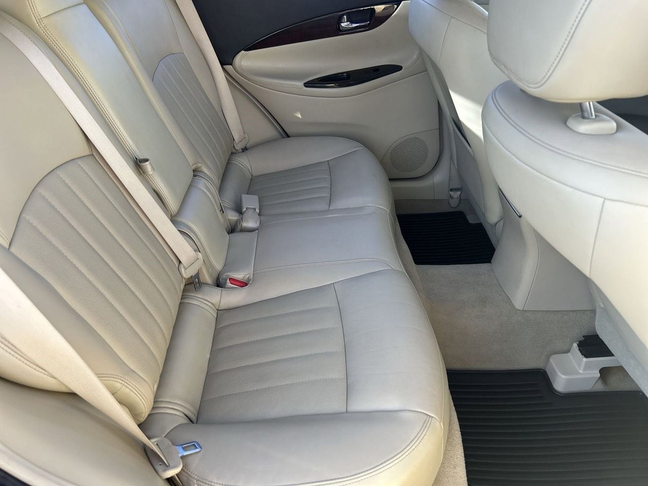 Used 2017 Black Obsidian INFINITI Base image 10