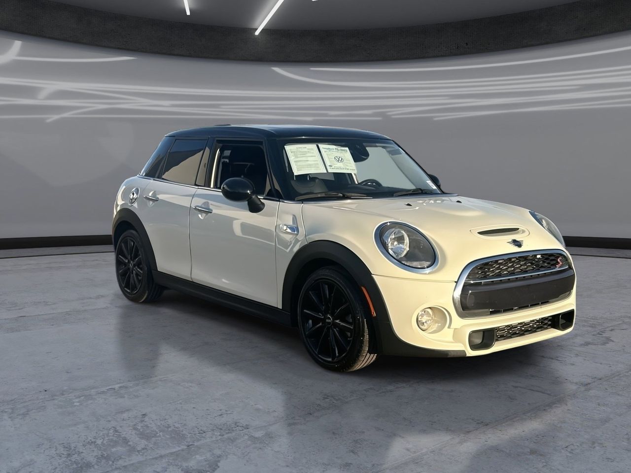 Used 2019 Pepper White MINI Classic image 2