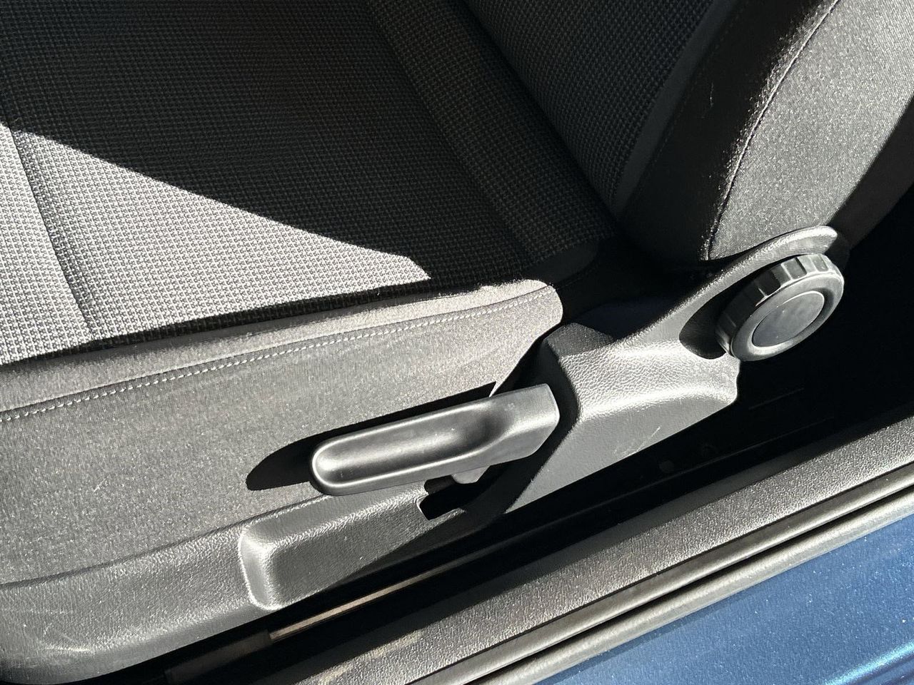 Used 2019 Silk Blue Metallic Volkswagen 2.0T S image 17