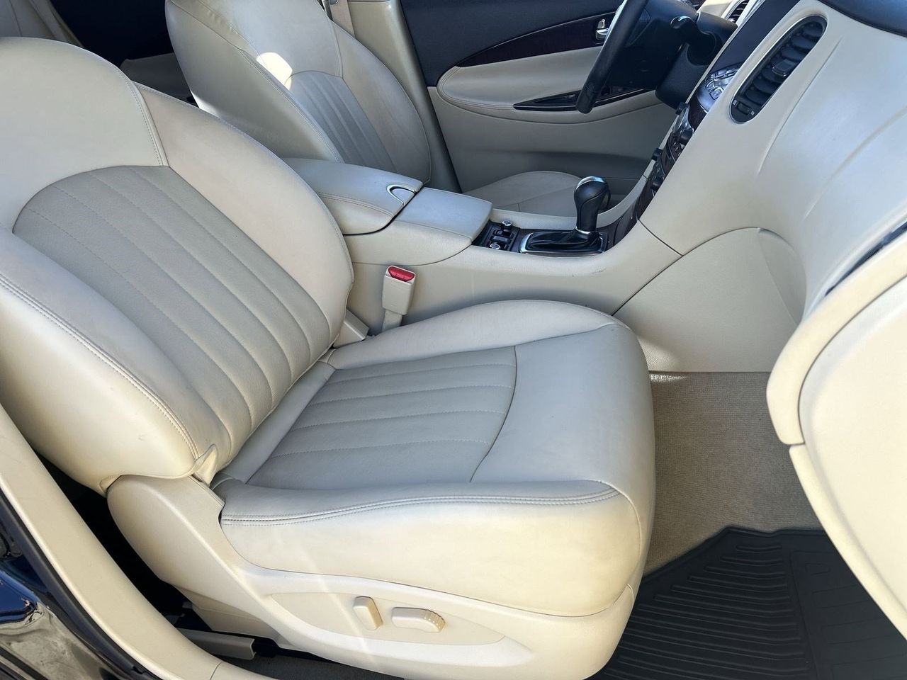 Used 2017 Black Obsidian INFINITI Base image 8