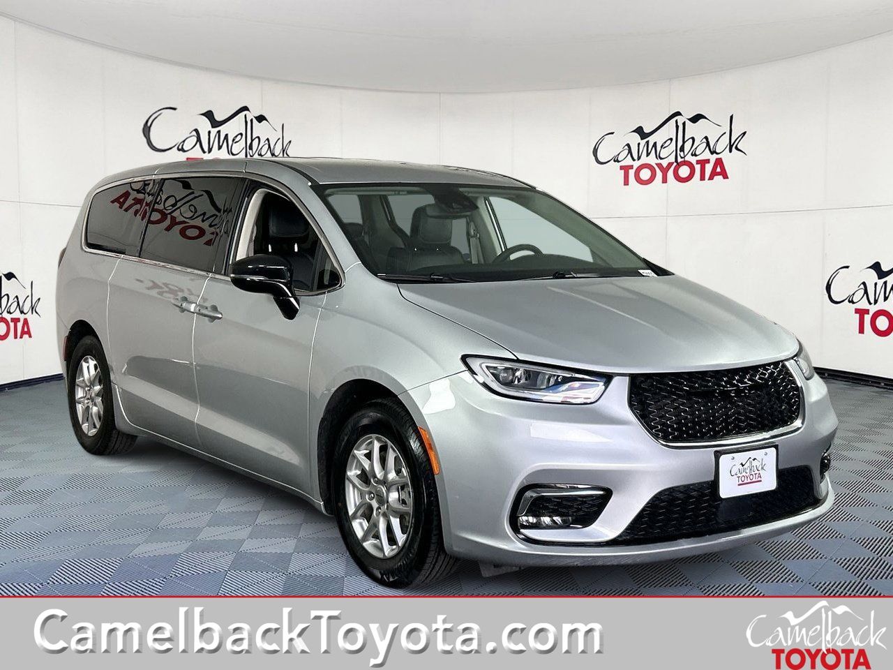 2024 Chrysler Pacifica Touring L's photo