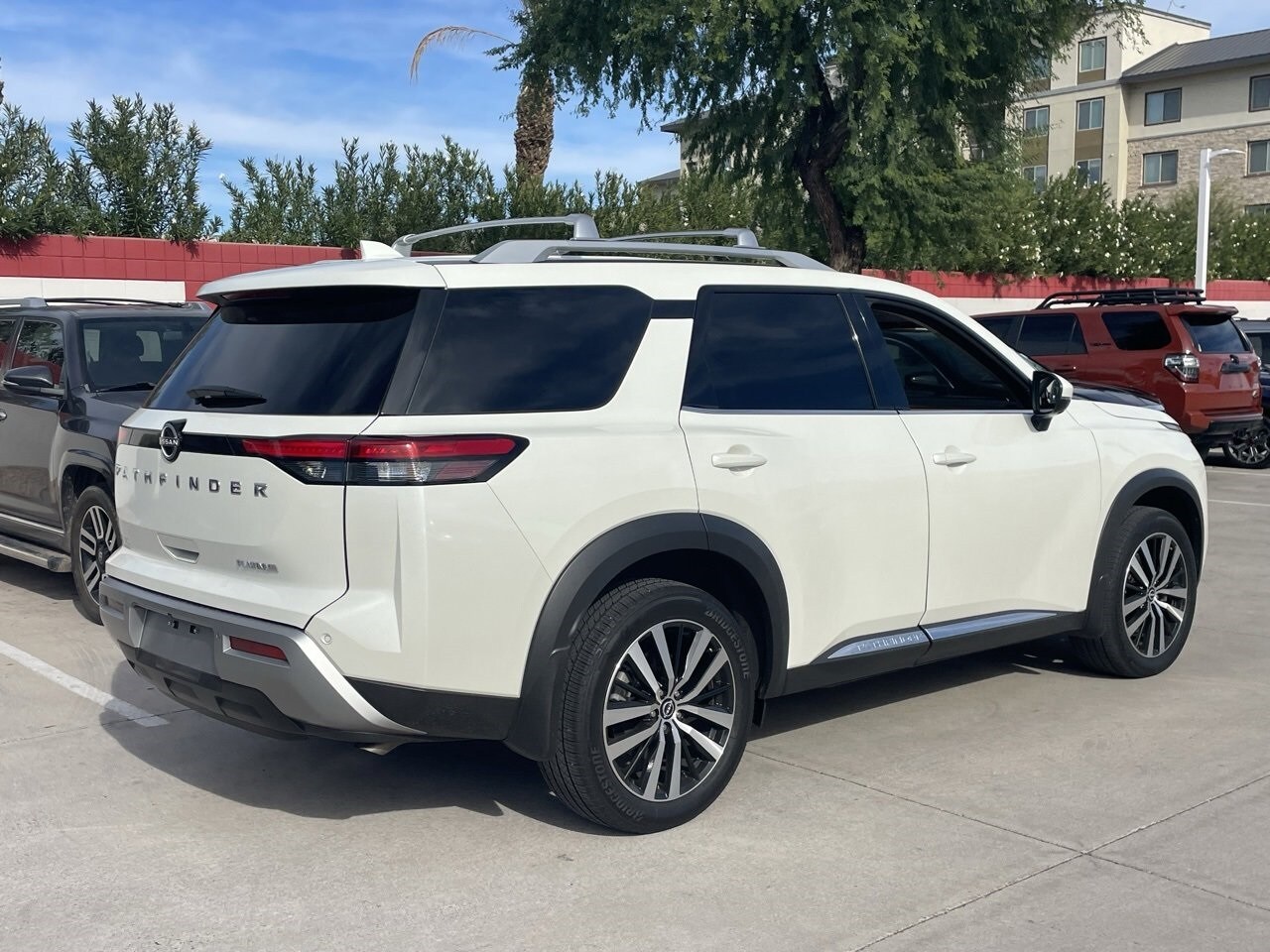 2023 Nissan Pathfinder Platinum photo 2