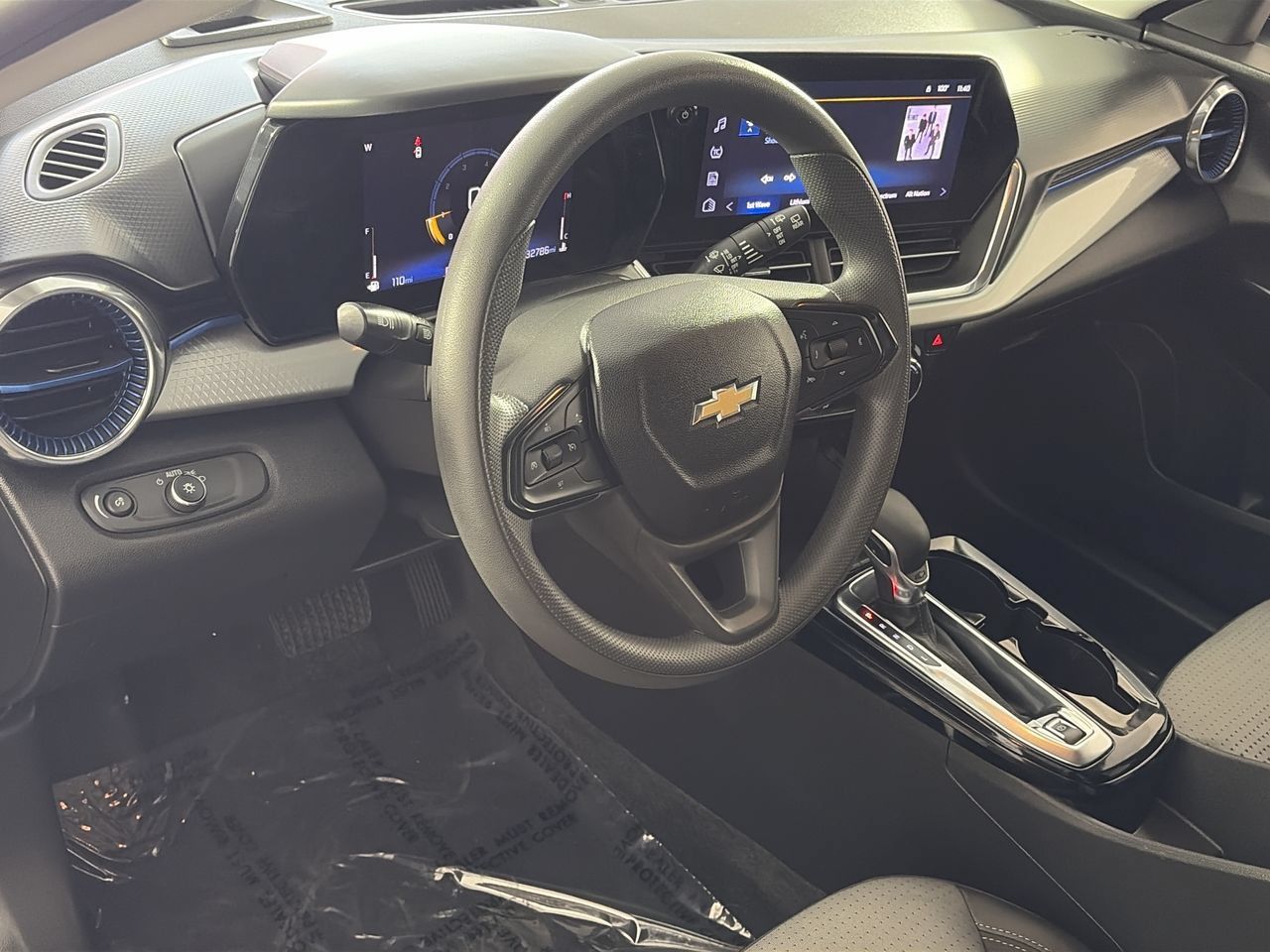 2025 Chevrolet Trax LT - Photo 11