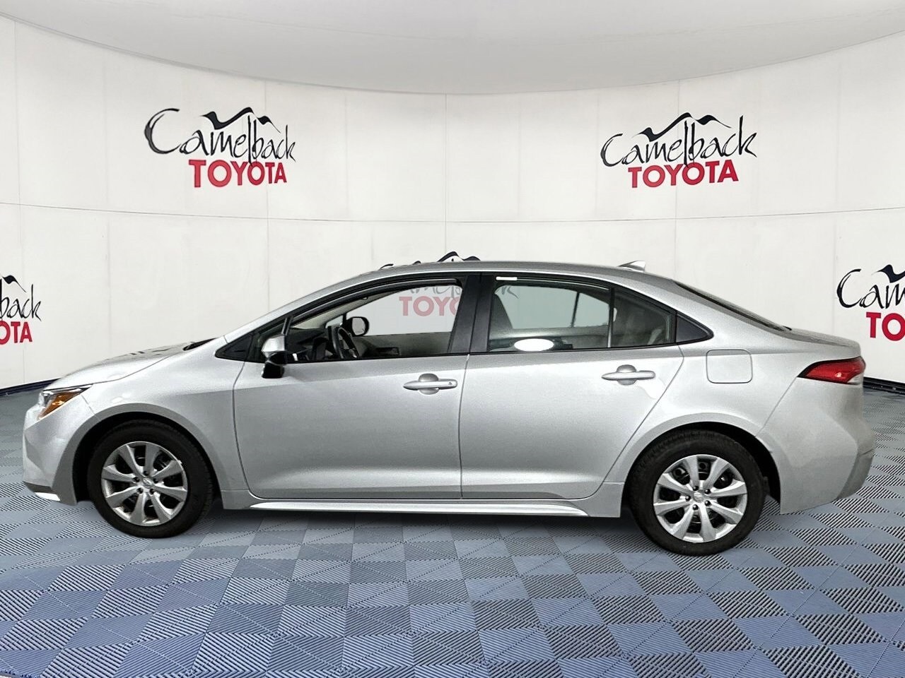 2025 Toyota Corolla LE photo 3