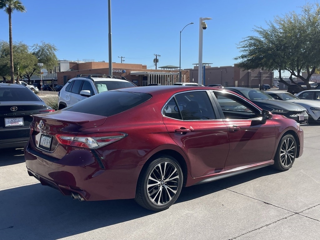 Used 2018 Toyota Camry SE Sedan