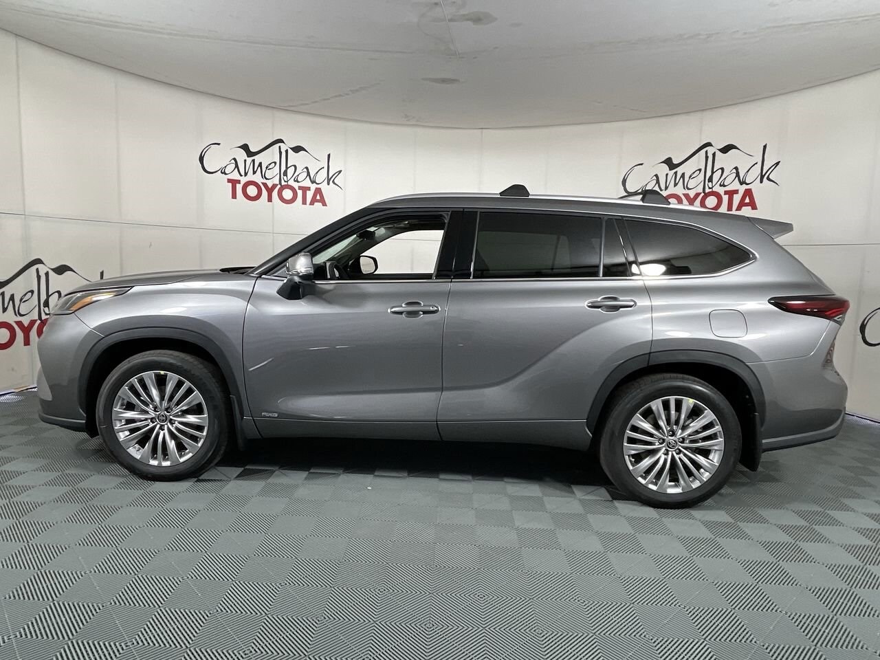 2026 Toyota Highlander Hybrid Platinum photo 3