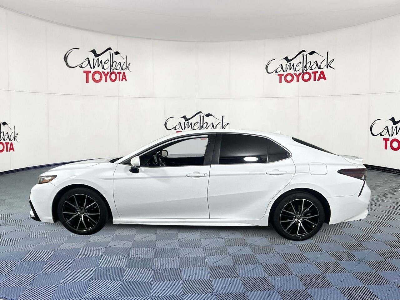 2021 Toyota Camry SE photo 4