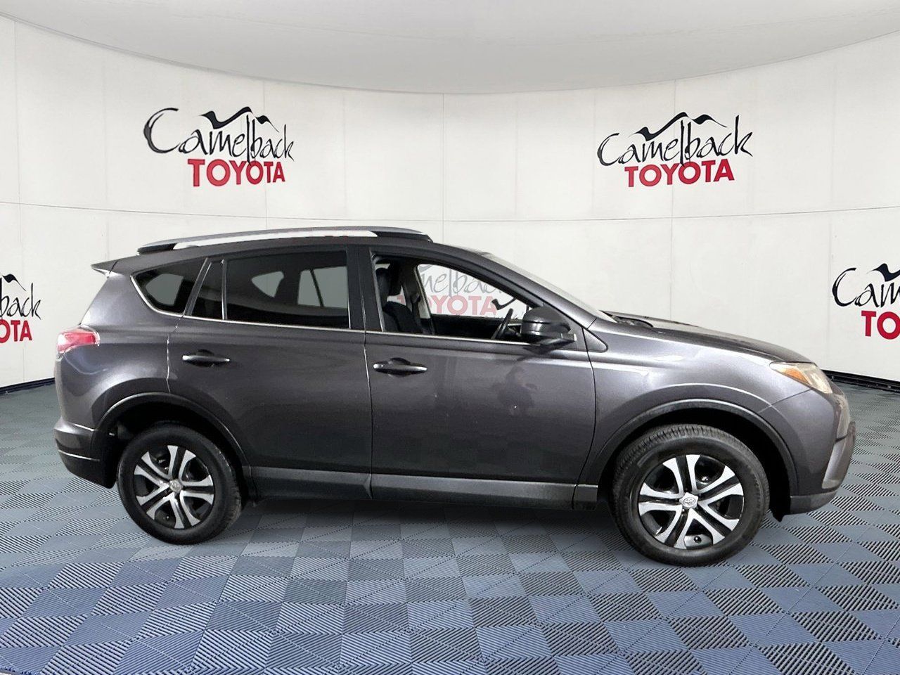 2018 Toyota RAV4 LE - Photo 9