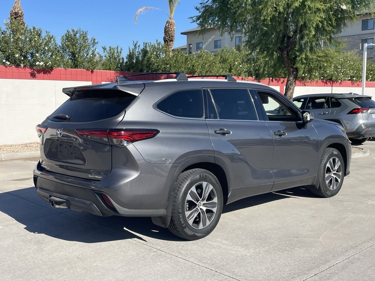 2022 Toyota Highlander XLE photo 2