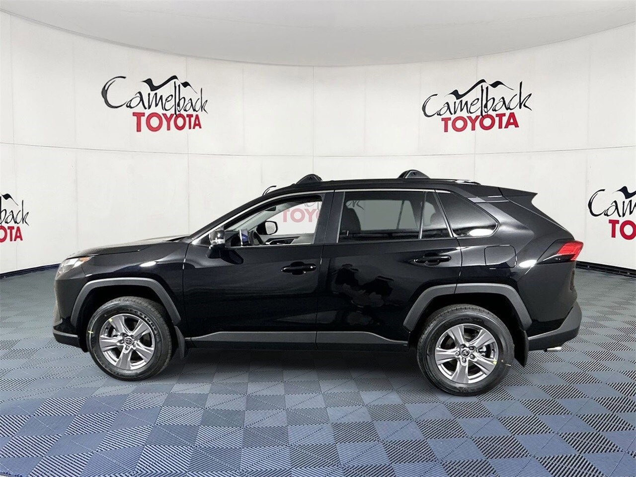 2025 Toyota RAV4 XLE photo 4