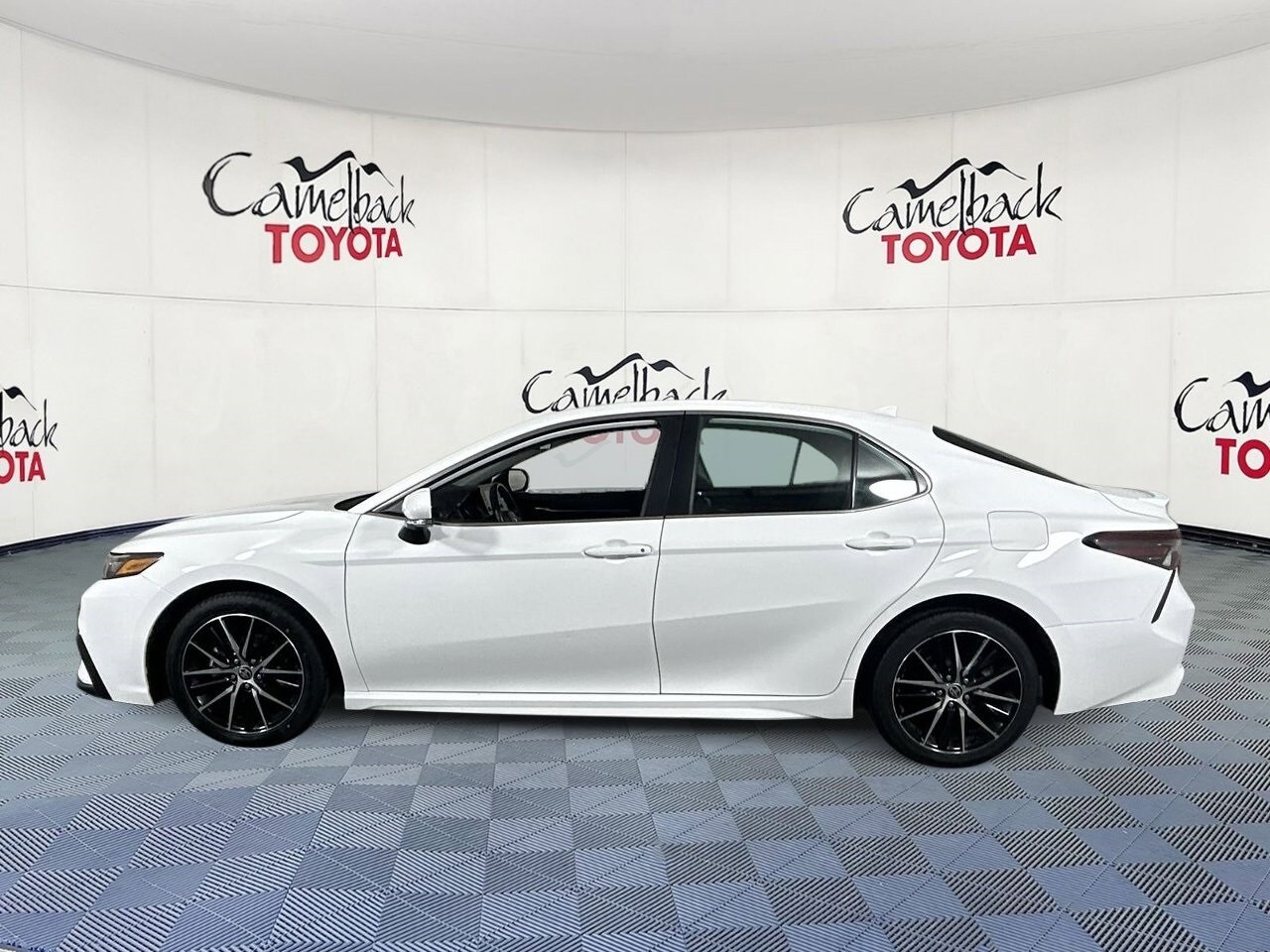 2024 Toyota Camry SE photo 4