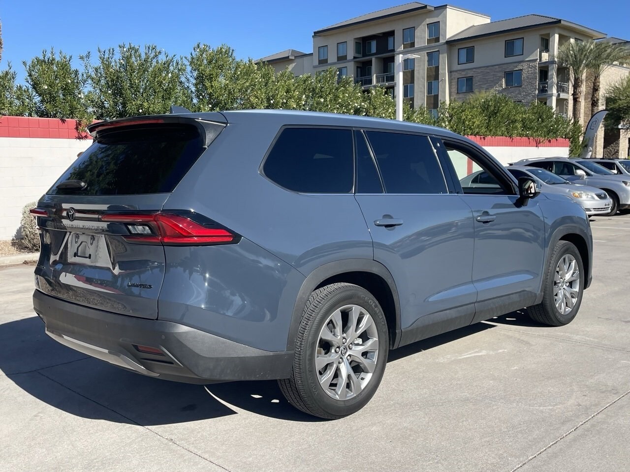 2024 Toyota Highlander Hybrid Limited photo 2