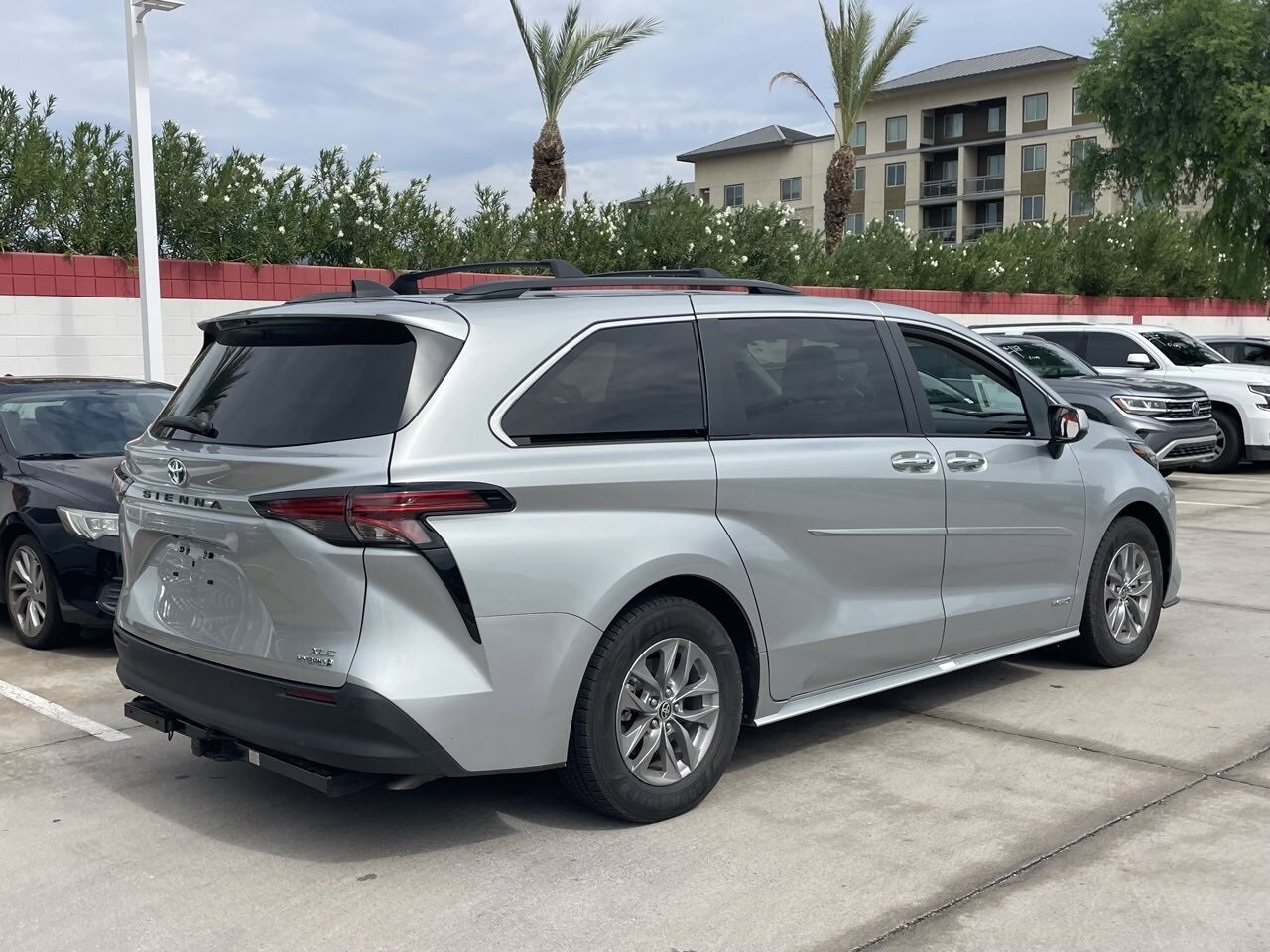 2021 Toyota Sienna XLE photo 2