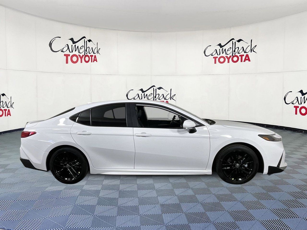 2026 Toyota Camry SE - Photo 8