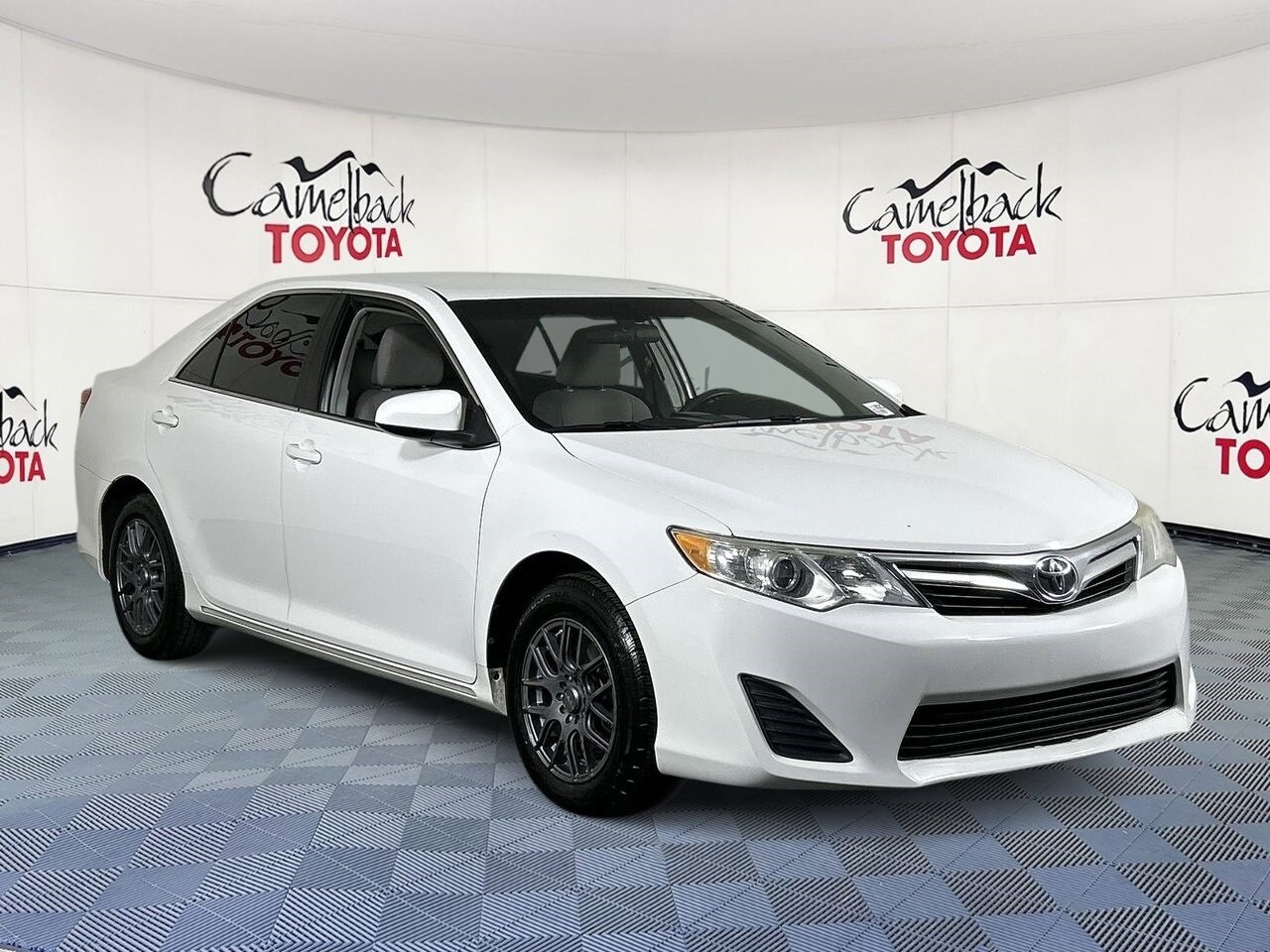 2014 Toyota Camry LE photo 3