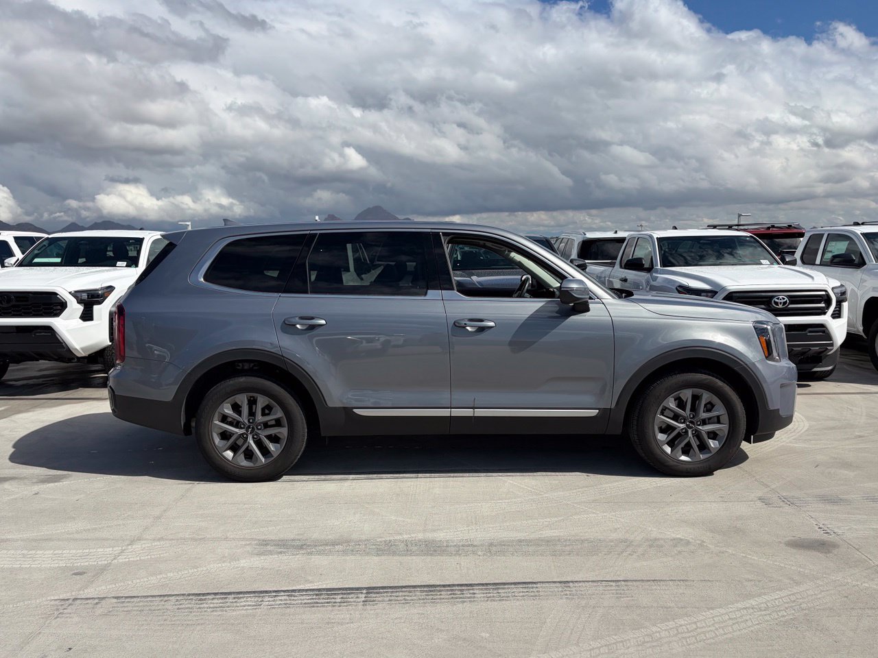 Used 2025 Kia Telluride LX SUV