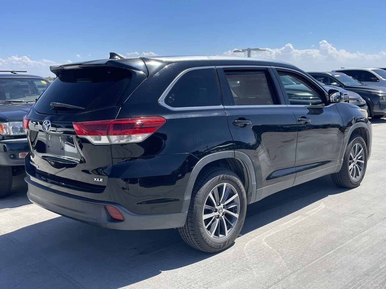 2019 Toyota Highlander XLE photo 2