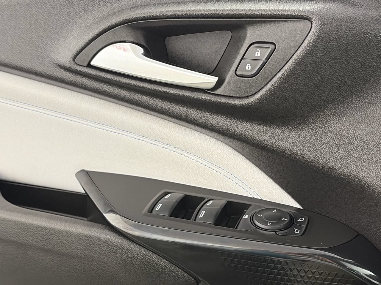 2025 Chevrolet Trax LT - Photo 18