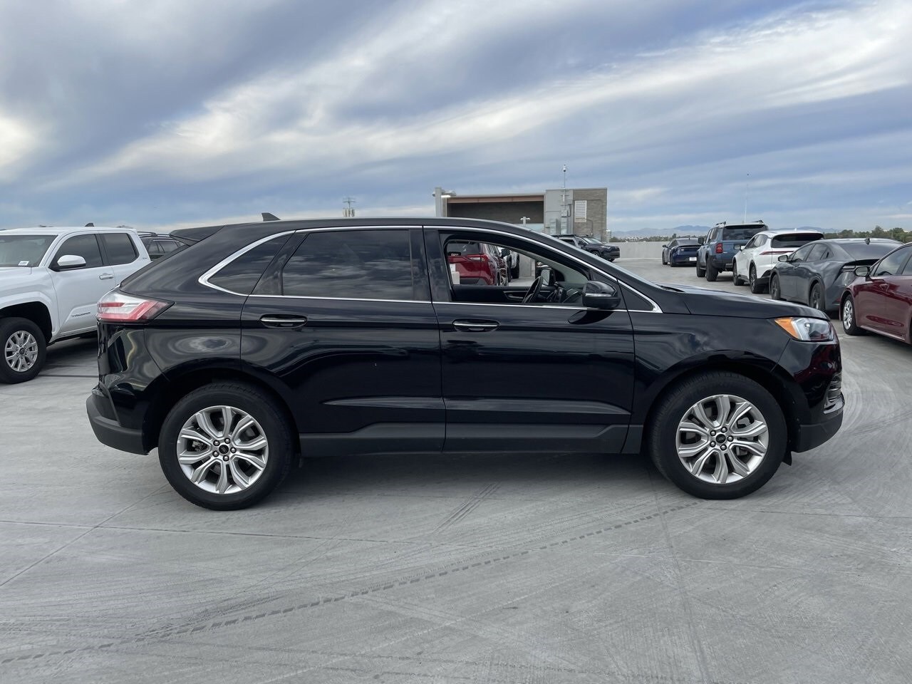 2024 Ford Edge Titanium photo 2