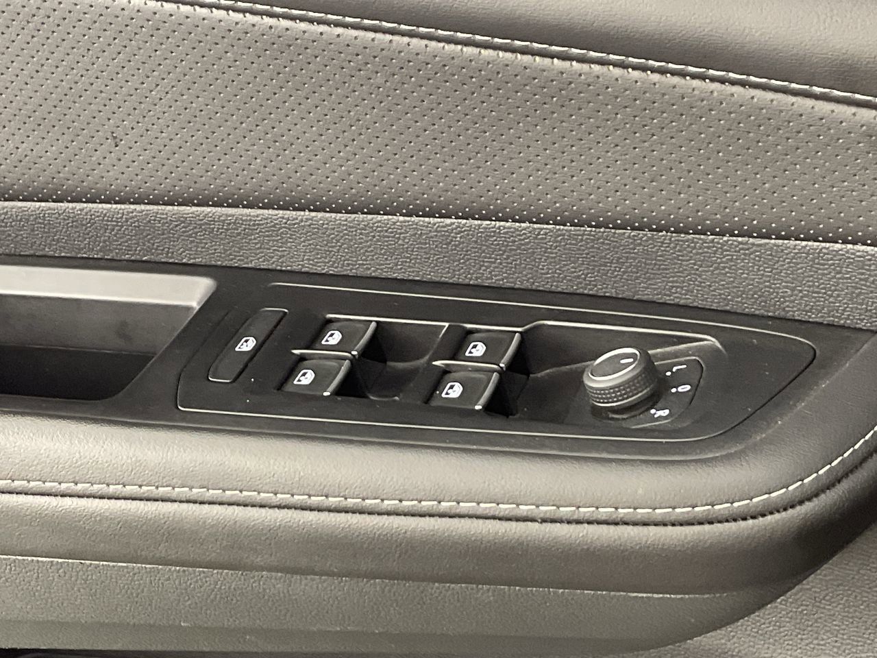 2025 Volkswagen Atlas Cross Sport SE w/Tech - Photo 17