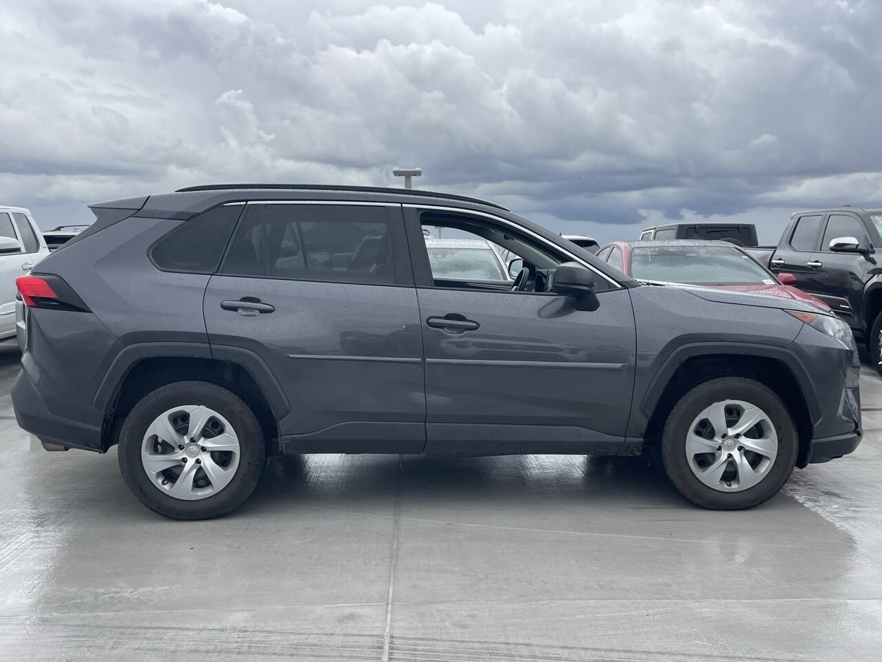 2021 Toyota RAV4 LE photo 3