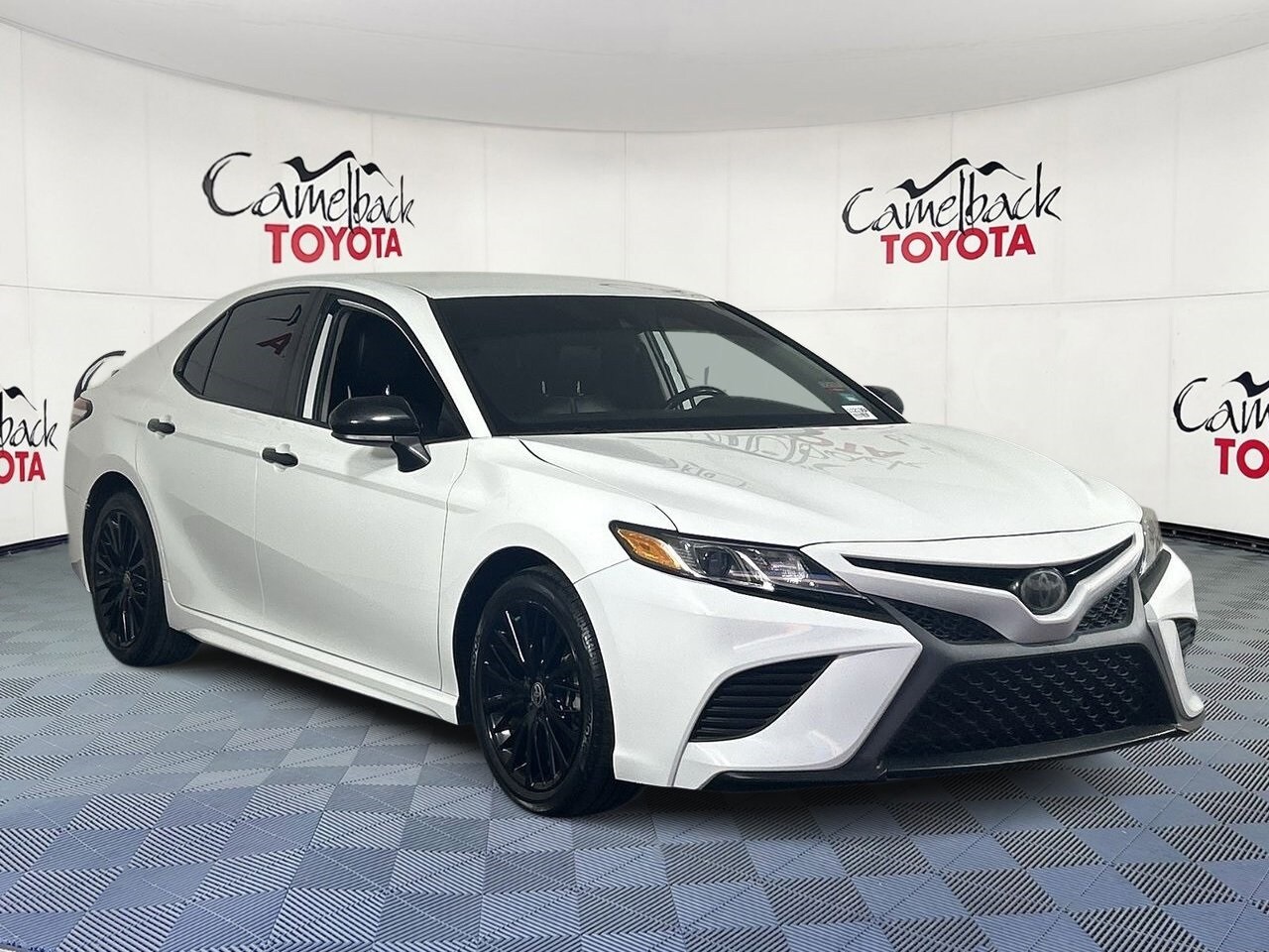 2020 Toyota Camry SE photo 3