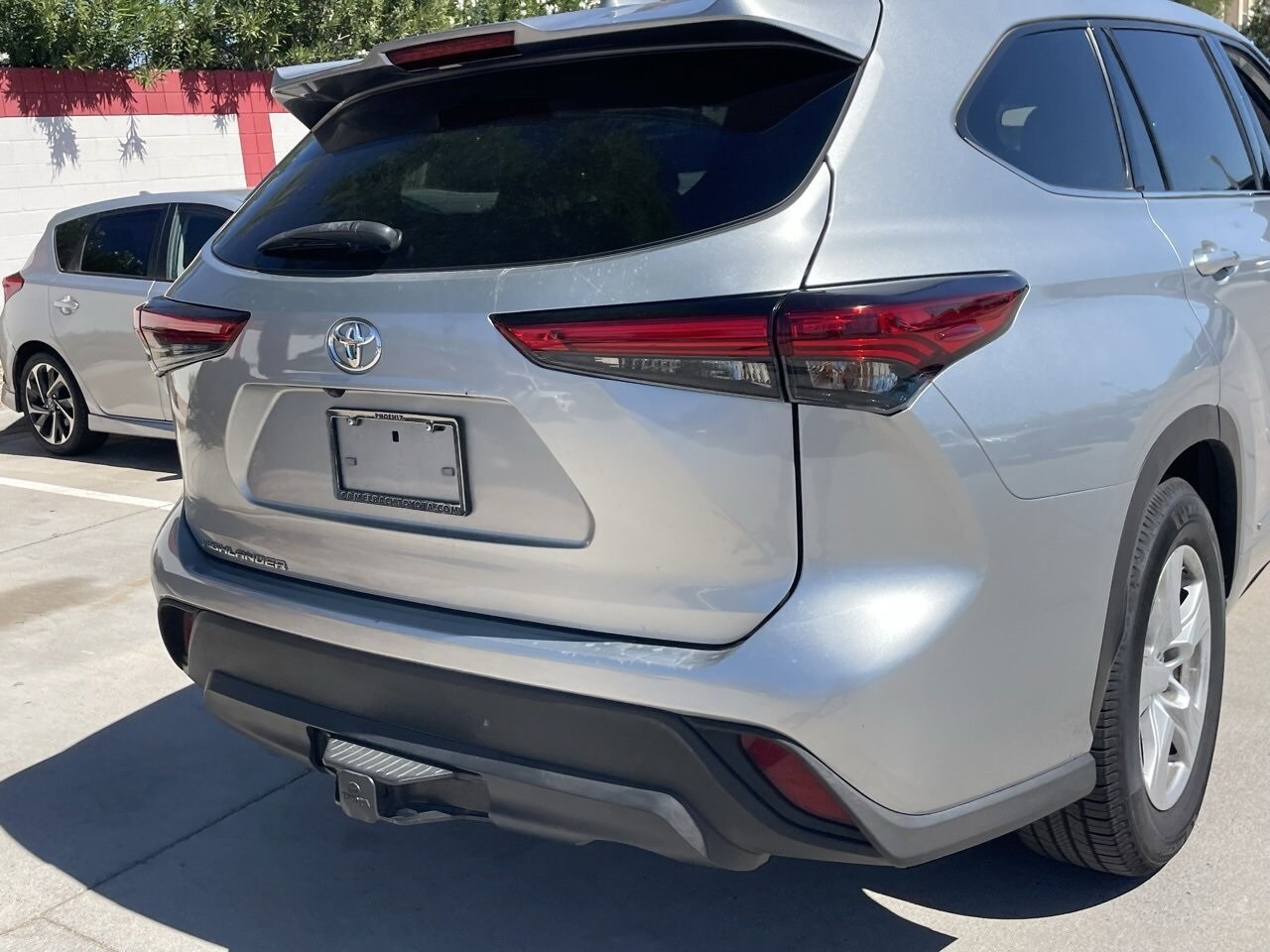 2021 Toyota Highlander LE photo 3