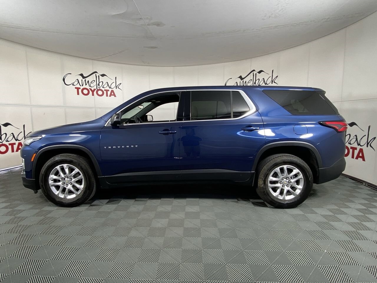 2023 Chevrolet Traverse LS photo 3