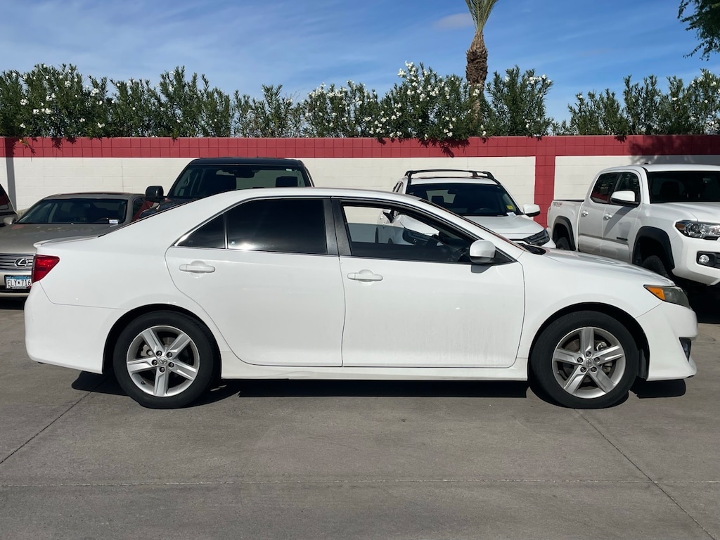 Used 2014 Toyota Camry SE Sedan