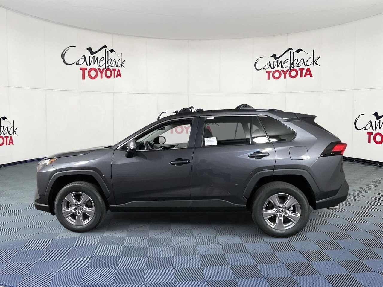 2025 Toyota RAV4 XLE photo 4