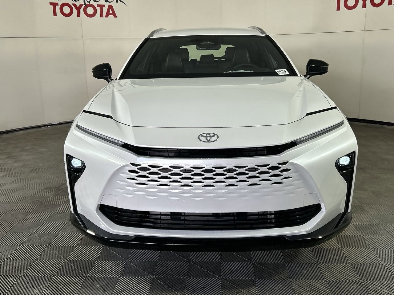 2025 Toyota Crown Signia XLE photo 2