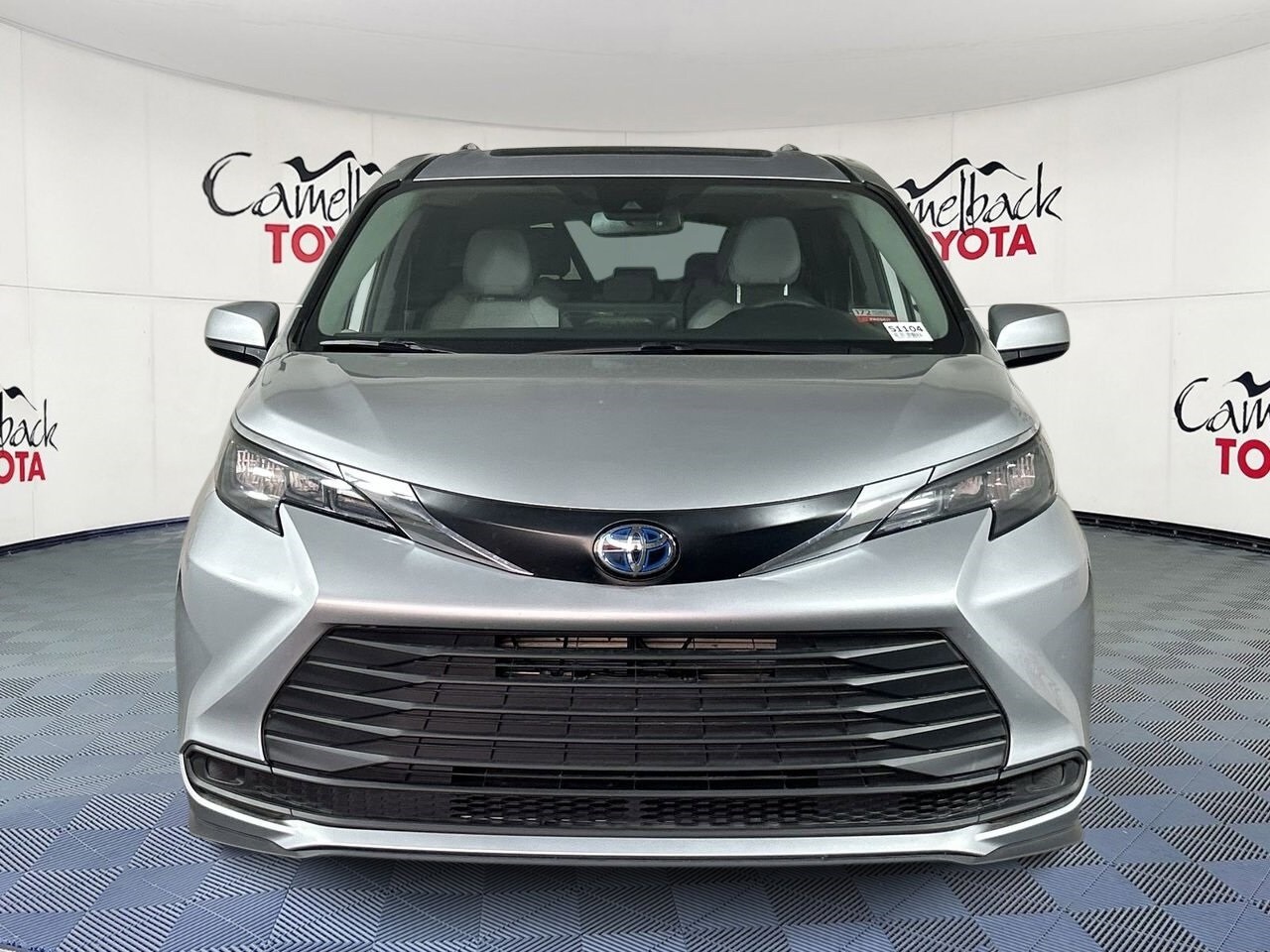 2025 Toyota Sienna LE photo 3