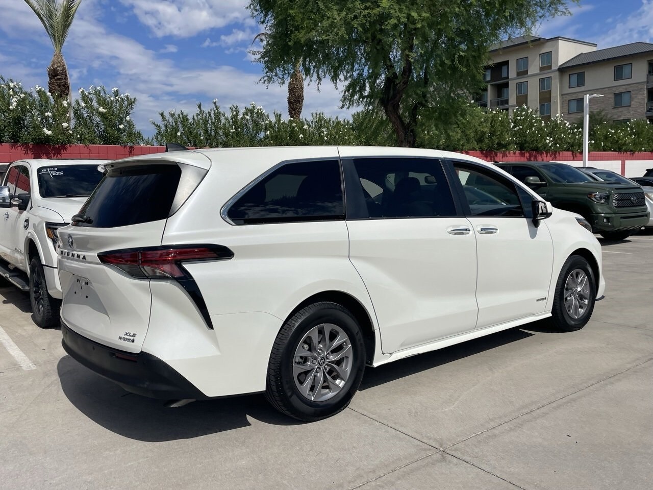2021 Toyota Sienna XLE photo 2
