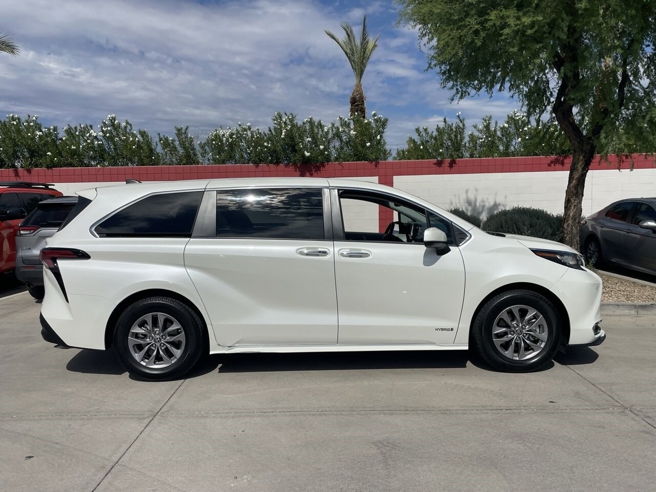 2021 Toyota Sienna XLE photo 3