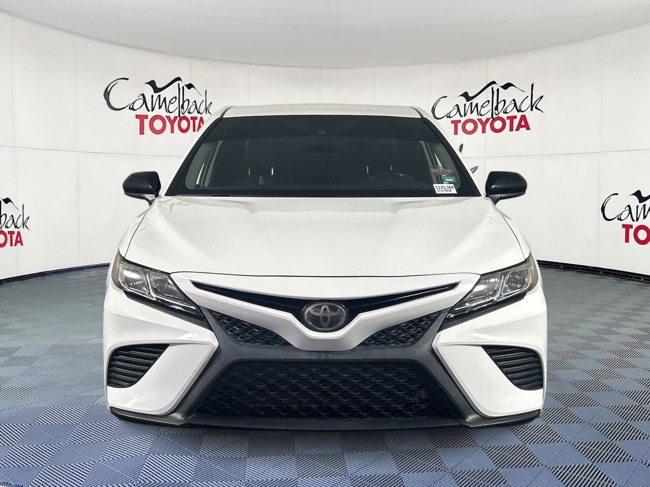 2020 Toyota Camry SE photo 2