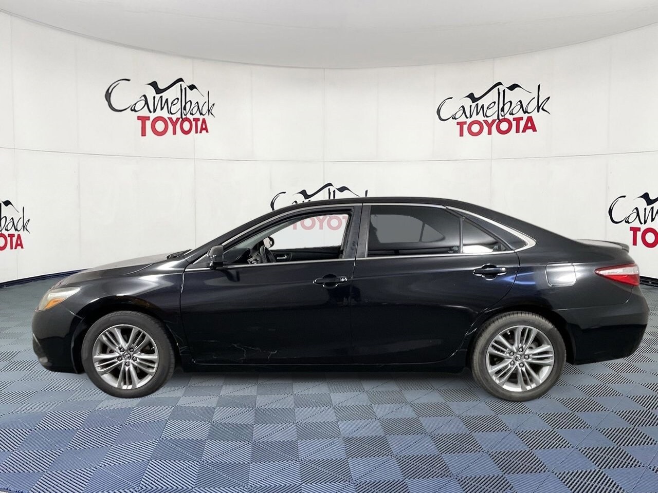 2016 Toyota Camry SE photo 3