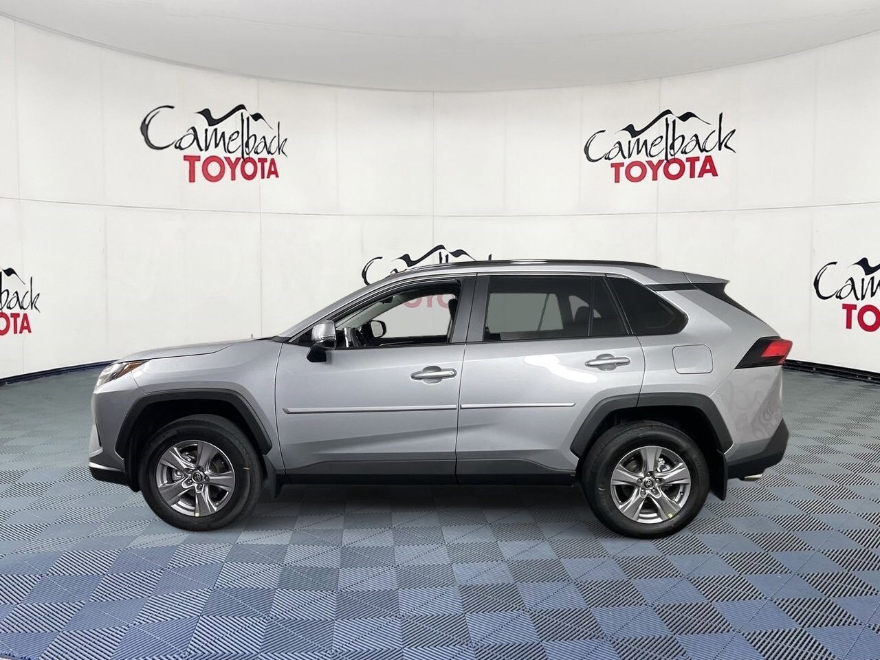 2025 Toyota RAV4 XLE photo 4