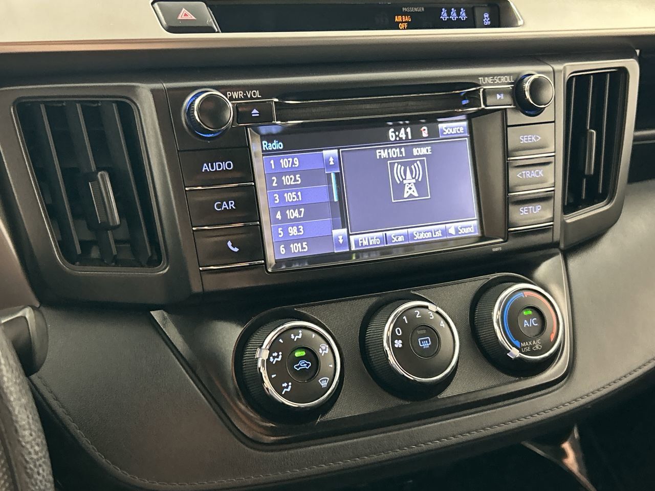 2018 Toyota RAV4 LE - Photo 17
