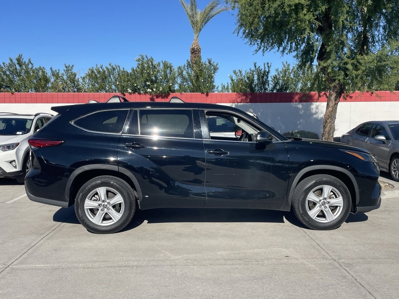 2022 Toyota Highlander L photo 3