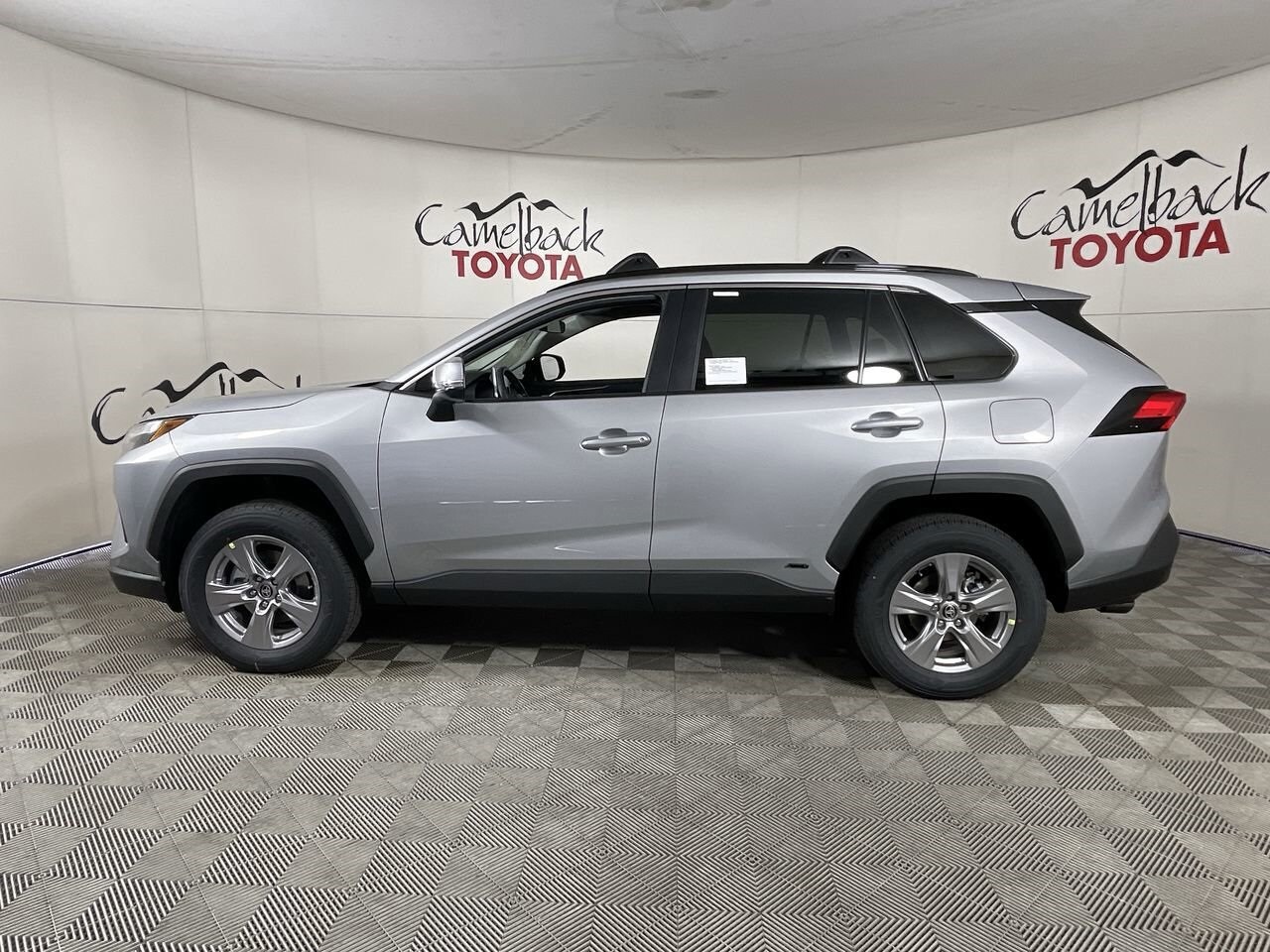 2025 Toyota RAV4 Hybrid XLE photo 4