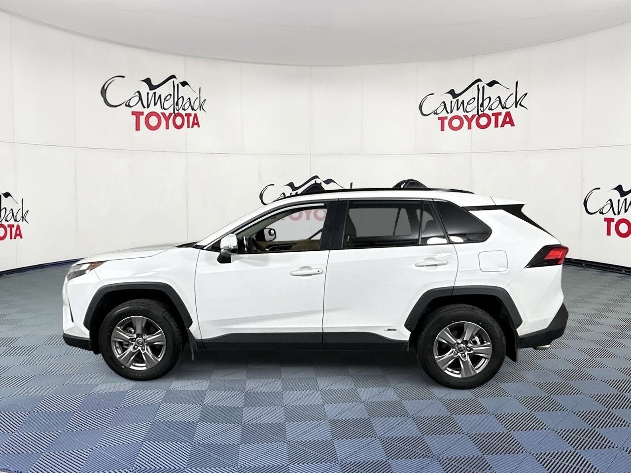 2025 Toyota RAV4 Hybrid XLE photo 4